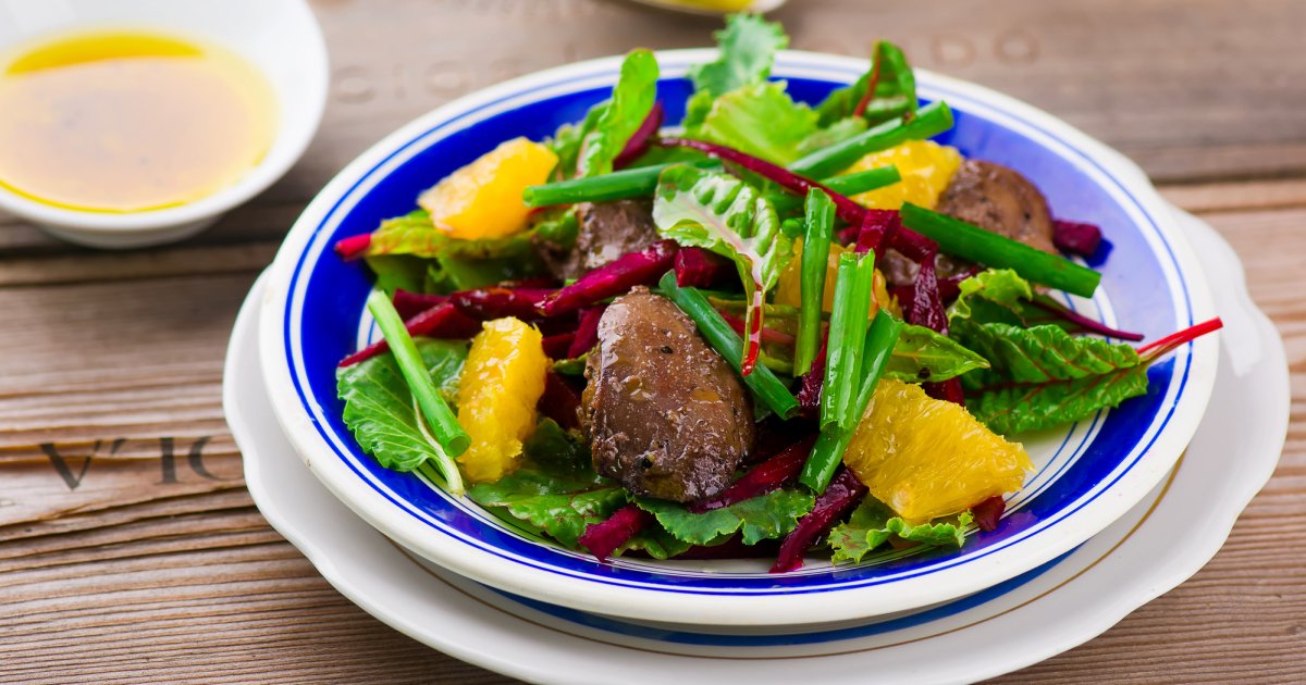 Салат с куриной печенью и апельсином рецепт. Салат с куриной печенью и апельсинами. Теплый салат с куриной печенью и апельсинами. Теплый салат из печени говяжьей. Тёплый салат с печенью говяжьей.