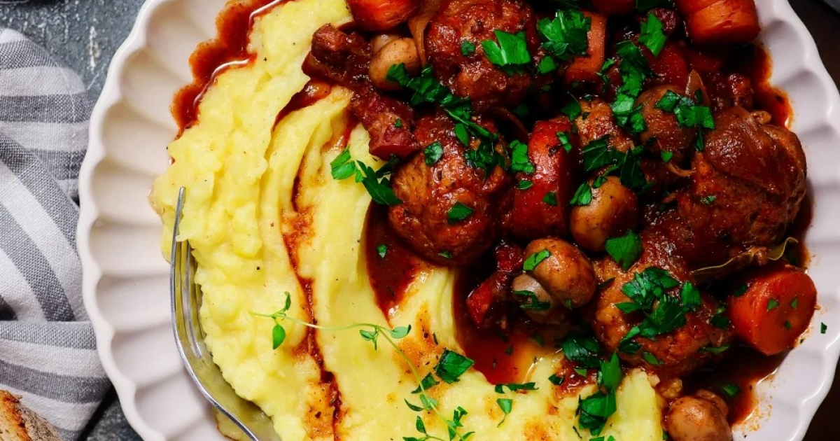 Французький coq au vin для початківців — ніжні тюфтельки в соусі з овочами
