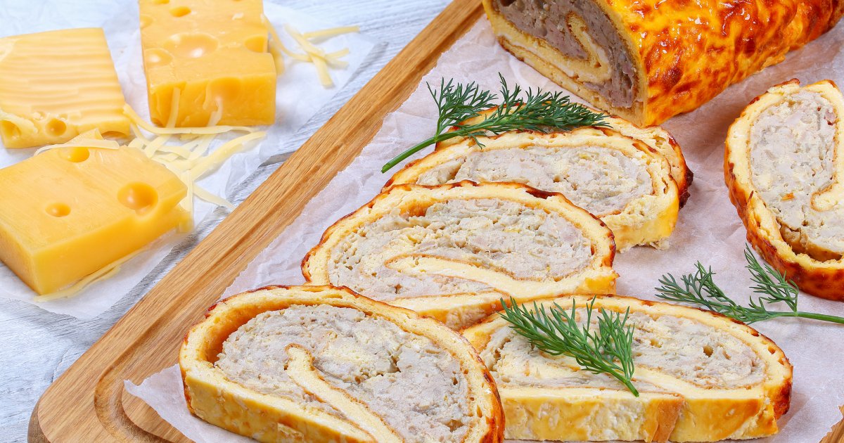 Викликає апетит: сирний рулет з куркою і грибами