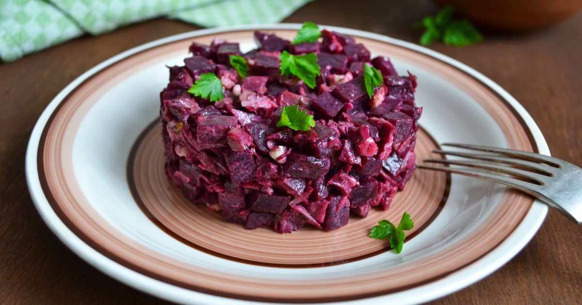 Салат з буряком, курятиною і фетою
