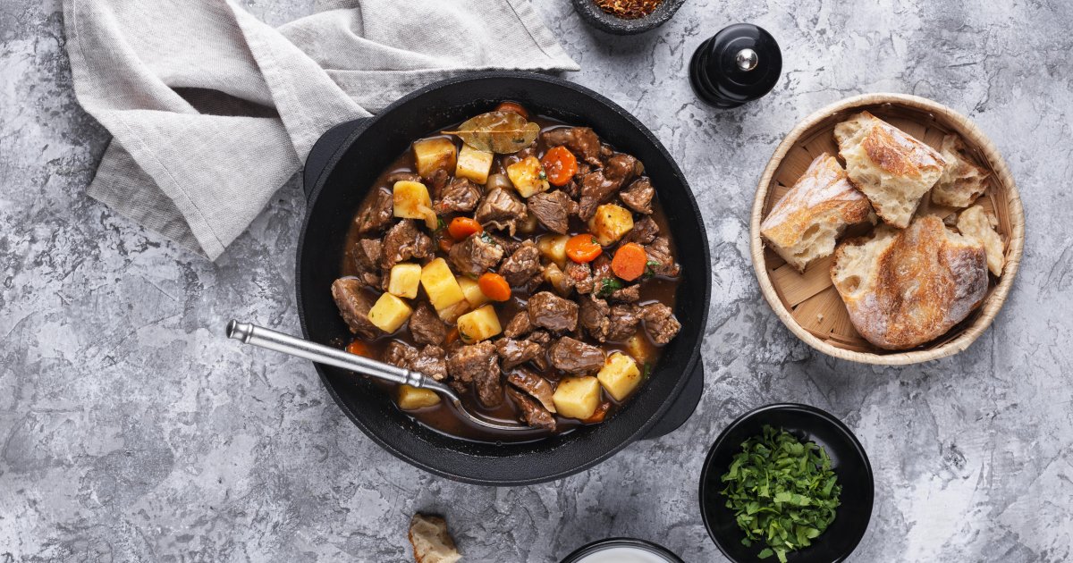 посуд для вечері у одній каструлі