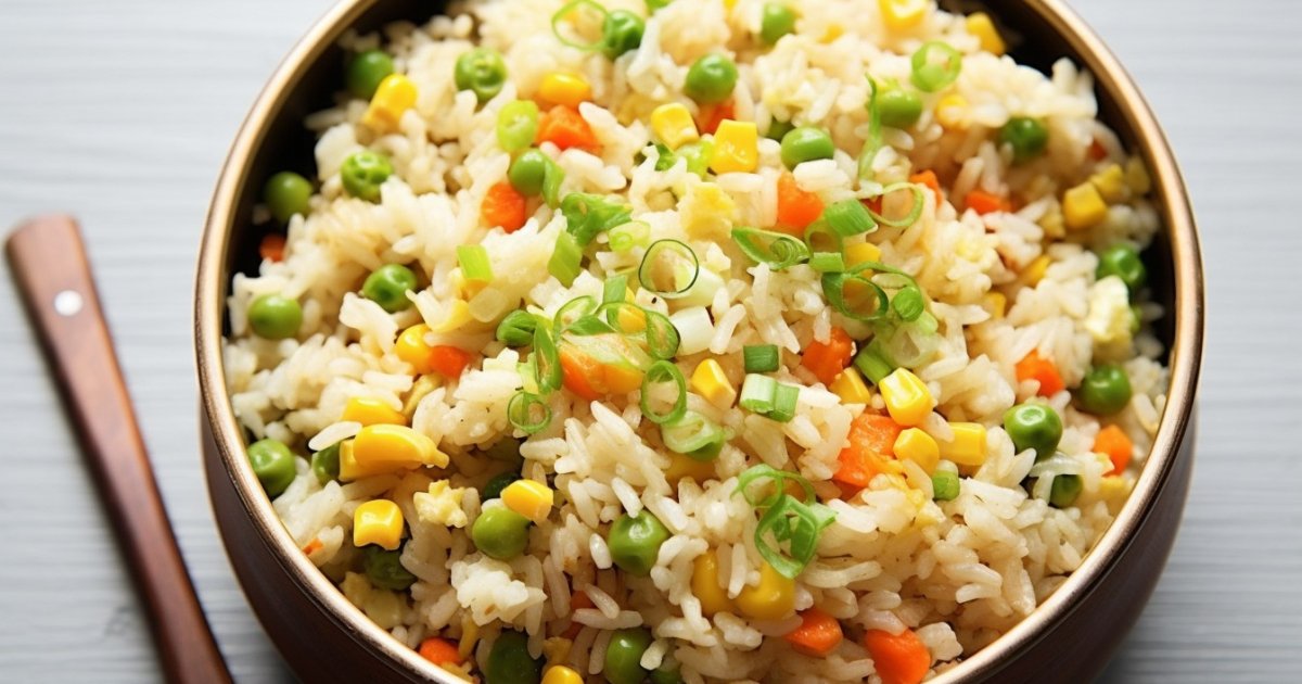 Літній рис із зеленим горошком і кукурудзою