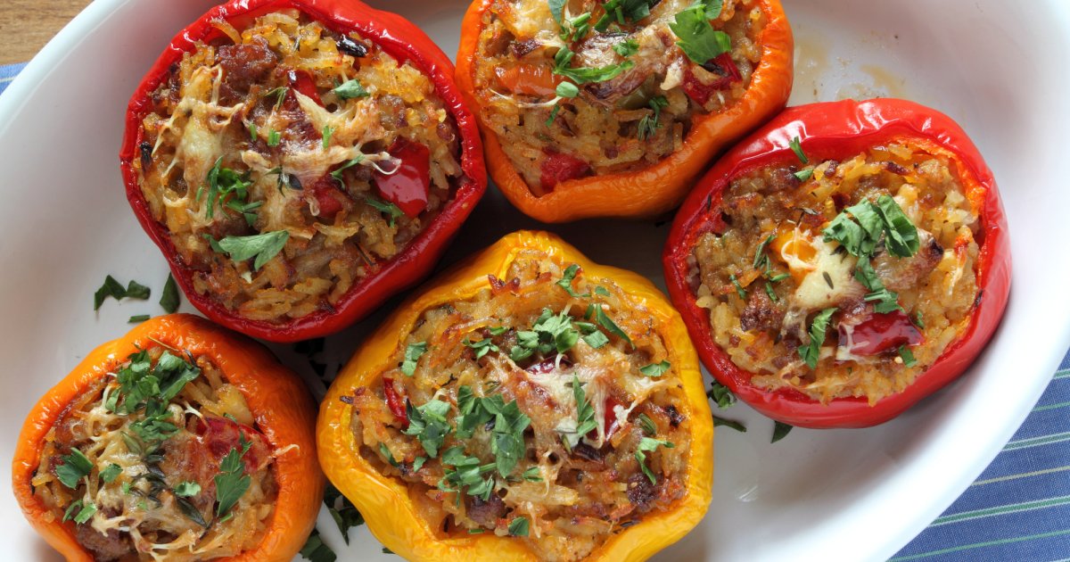 Фарширований перець з рисом, курятиною і кукурудзою