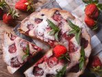 Шарлотка с клубникой
