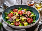 Салат з курки, авокадо та манго