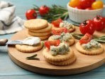 Сендвічі з крекерами, сиром та оливками