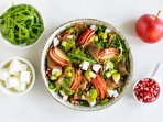 Салат з яблуками, авокадо, гранатом, горіхами та хрустким прошуто