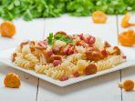 Салат с пастой-спиралями, салями и беконом