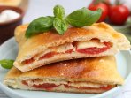 Пиріг з камамбером і помідорами