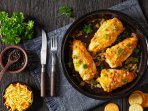 Запечена курка із зеленим соусом і сиром