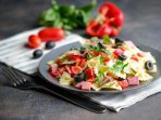 Салат с фарфалле, ветчиной и овощами