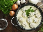 Курячі фрикадельки у білому соусі