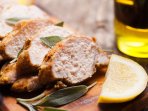 Запечена куряча грудка з шавлією і маслом