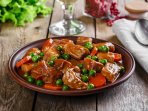 Гуляш з горошком і овочами