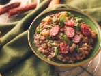 Сочевиця з ковбасками і пряностями