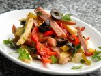 Салат з шинкою, перцем і маслинами