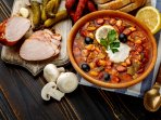 Солянка з квасолею і ковбасою