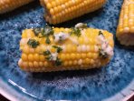 Молода варена кукурудза з часниковим маслом