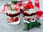Вівсяний десерт з йогуртом і джемом