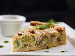 Відкритий пиріг з куркою і броколі