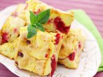 Шарлотка з сиром і вишнями