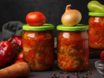 Салат з маринованих помідорів, перцю та цибулі