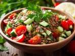 салат із сочевицею, помідорами та огірками