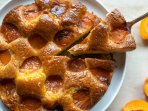 Шарлотка з абрикосами