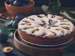 Заливний пиріг з абрикосами і сливами