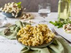 Квіти акації в клярі