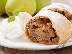 Штрудель з яблуками, грушами й морозивом