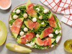 Салат с дыней, моцареллой и прошутто