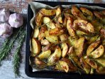 Запечена картопля з айвою, розмарином та часником
