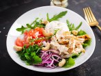 Салат з куркою, овочами та йогуртом