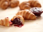 Міні-круасани з малиновим джемом