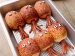 Булочки з сосисками у вигляді кальмара