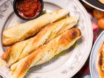 Листкові палички з ковбасою і сиром