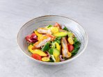 Білковий салат з куркою та манго