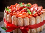 Полунична шарлотка без випікання