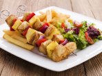 Курятина з ананасами на шпажках