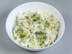 Салат з молодої капусти огірків