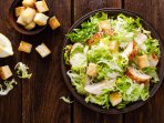 Теплий салат з куркою та солоними огірками