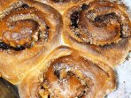 Булочки з корицею, горіхами та родзинками