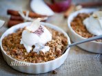 Яблучний крамбл з морозивом у круглій формі