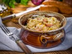 Тушкована капуста з беконом