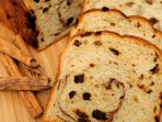 Хліб з корицею та родзинками