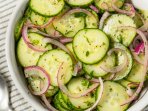 салат з огірка і цибулі -