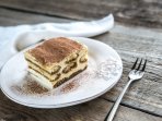 Тирамісу на білій тарілці: рецепт