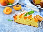 Бісквіт з абрикосами