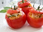 Фаршировані помідори з рисом і овочами